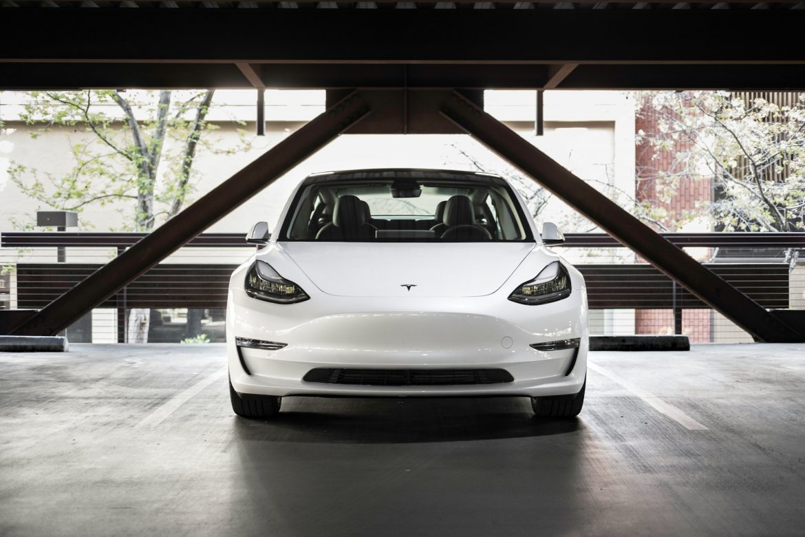 Tesla enfrenta más problemas con su sistema Autopilot tras actualizaciones, según la NHTSA