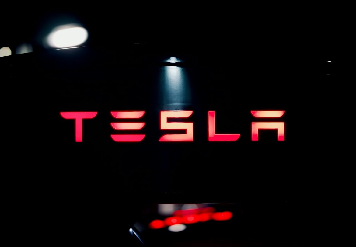 Las innovaciones de Musk: Tesla simplifica la carga y Neuralink avanza en sus implantes cerebrales